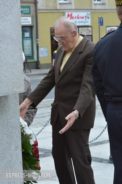 Złożenie kwiatów pod pomnikiem w Środzie Śląskiej