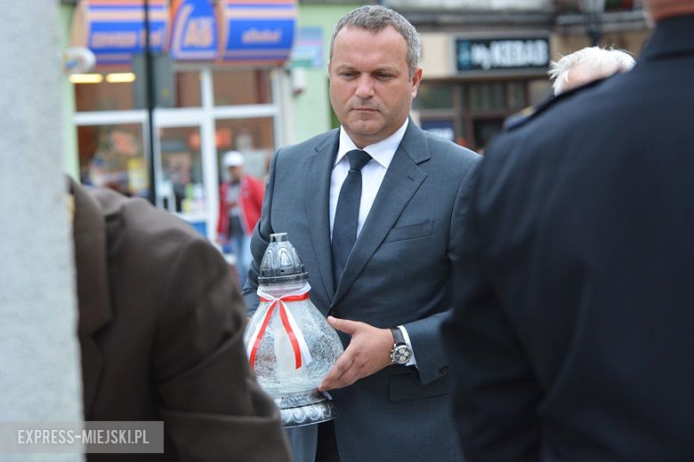 Złożenie kwiatów pod pomnikiem w Środzie Śląskiej