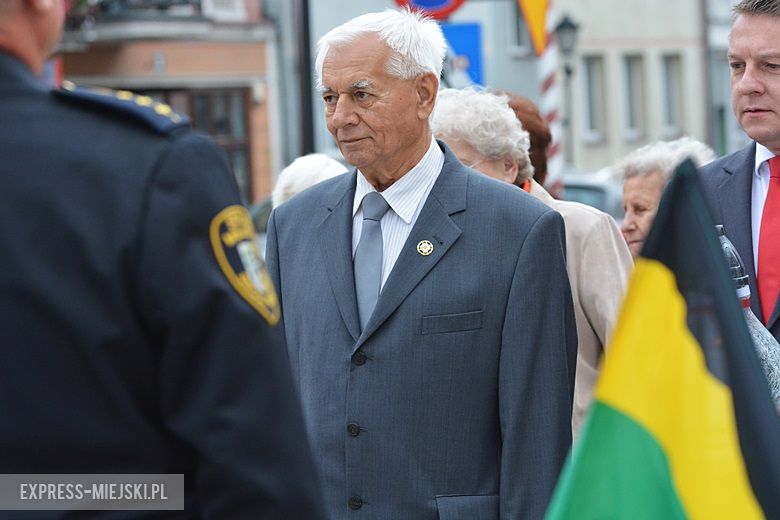 Złożenie kwiatów pod pomnikiem w Środzie Śląskiej