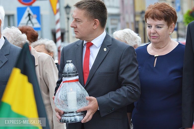 Złożenie kwiatów pod pomnikiem w Środzie Śląskiej