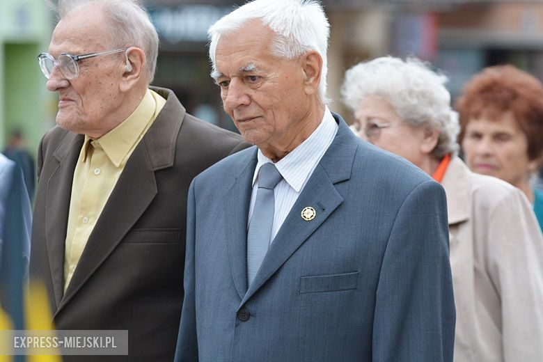 Złożenie kwiatów pod pomnikiem w Środzie Śląskiej