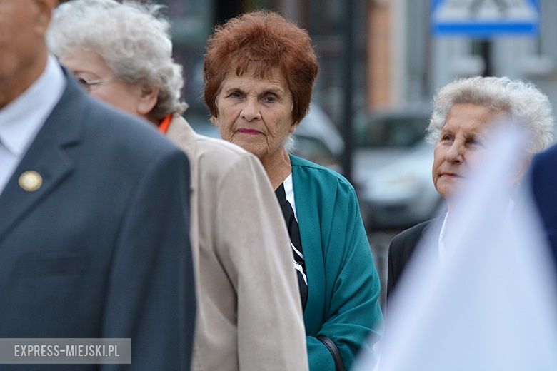 Złożenie kwiatów pod pomnikiem w Środzie Śląskiej