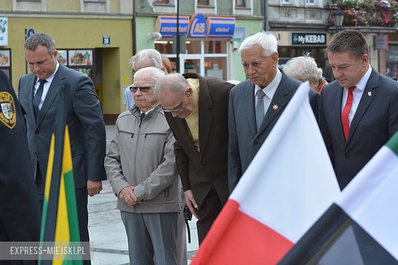 Złożenie kwiatów pod pomnikiem w Środzie Śląskiej