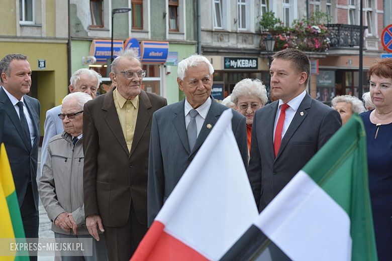 Złożenie kwiatów pod pomnikiem w Środzie Śląskiej