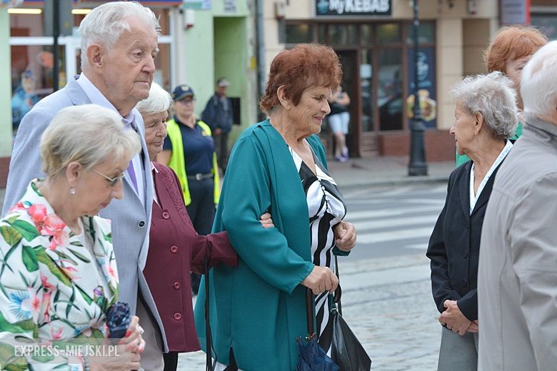 Złożenie kwiatów pod pomnikiem w Środzie Śląskiej
