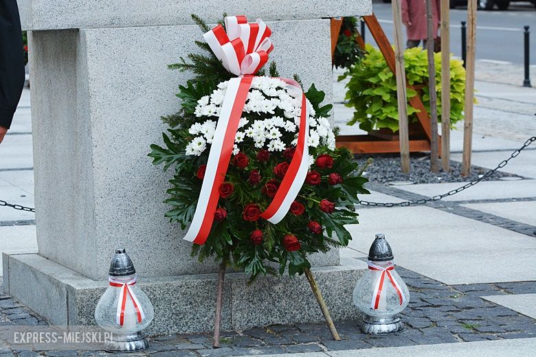 Złożenie kwiatów pod pomnikiem w Środzie Śląskiej