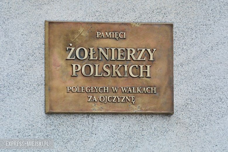Złożenie kwiatów pod pomnikiem w Środzie Śląskiej