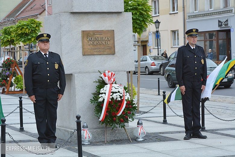 Złożenie kwiatów pod pomnikiem w Środzie Śląskiej