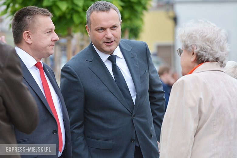 Złożenie kwiatów pod pomnikiem w Środzie Śląskiej