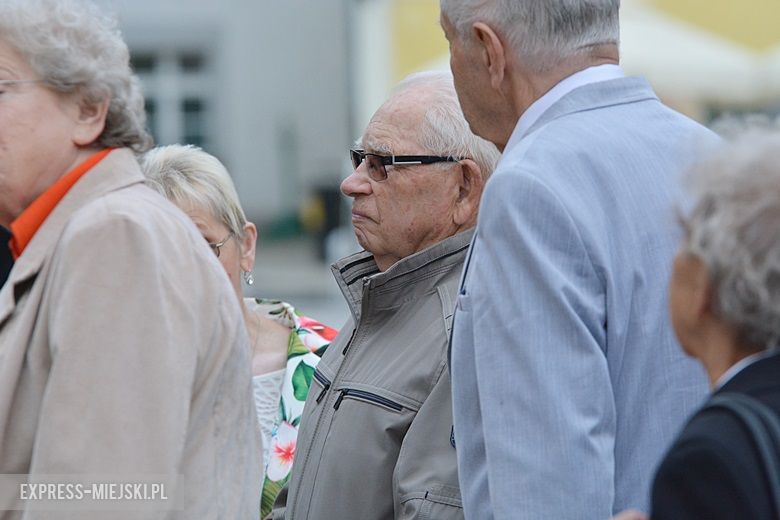 Złożenie kwiatów pod pomnikiem w Środzie Śląskiej