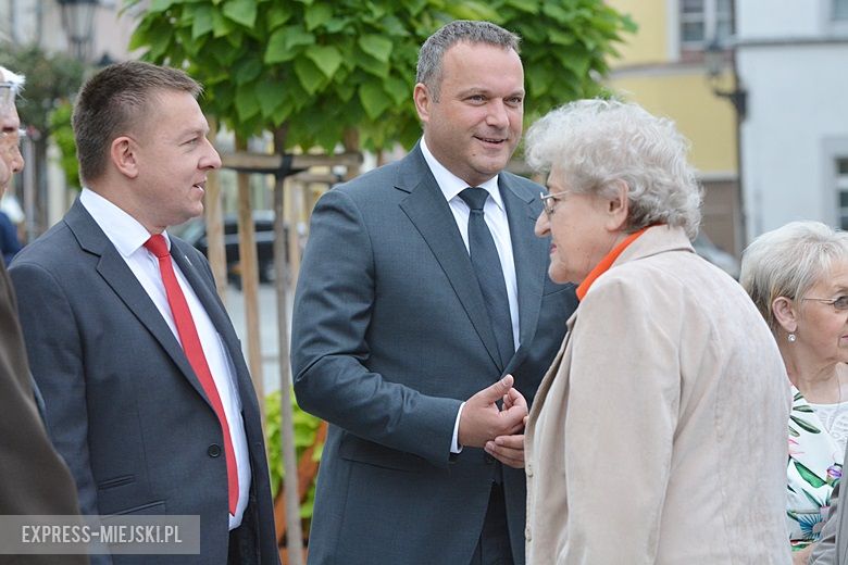 Złożenie kwiatów pod pomnikiem w Środzie Śląskiej