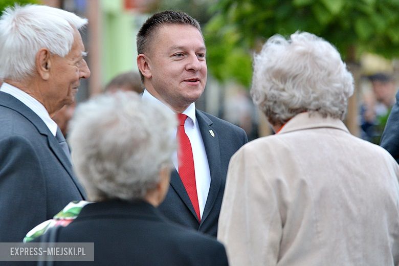 Złożenie kwiatów pod pomnikiem w Środzie Śląskiej
