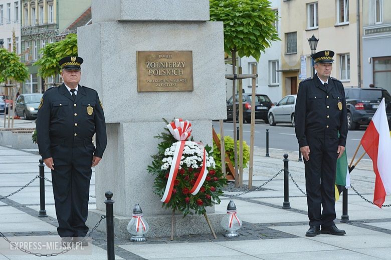 Złożenie kwiatów pod pomnikiem w Środzie Śląskiej