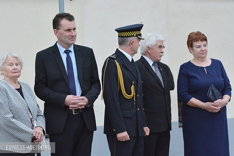 Złożenie kwiatów pod pomnikiem w Środzie Śląskiej