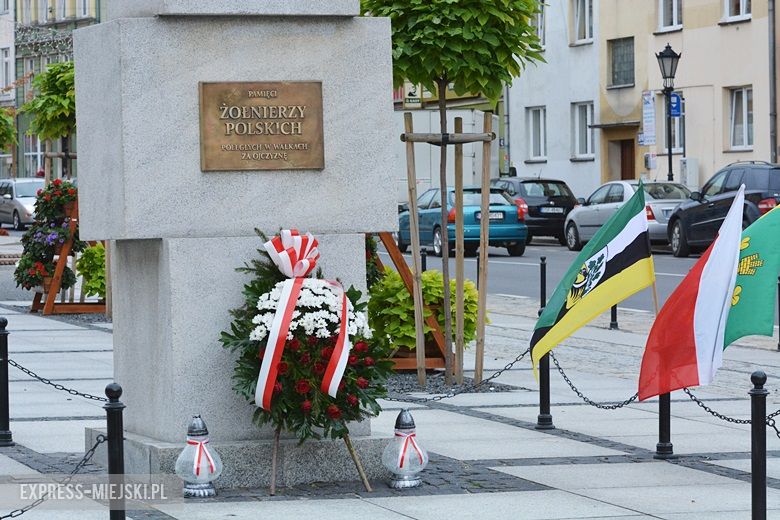 Złożenie kwiatów pod pomnikiem w Środzie Śląskiej