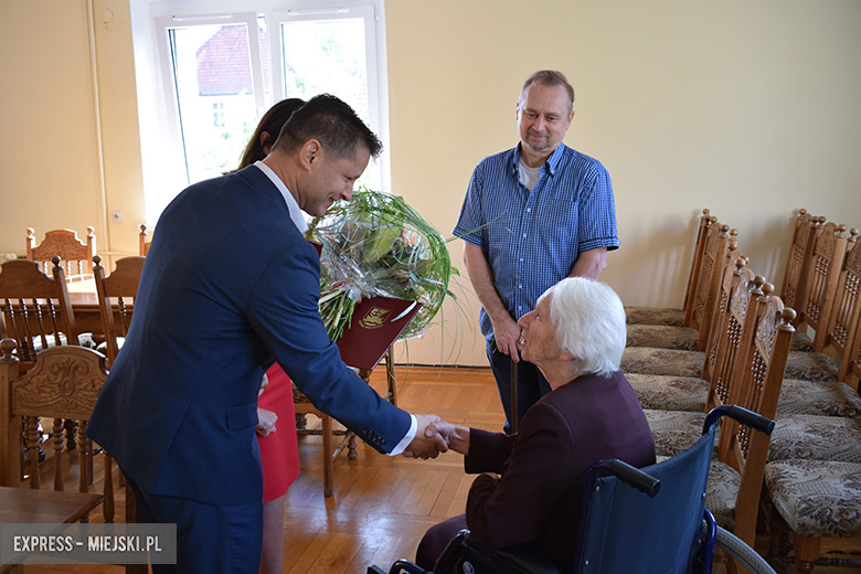 Wręczenie nagrody dla pani Kazimiery Szafrańskiej