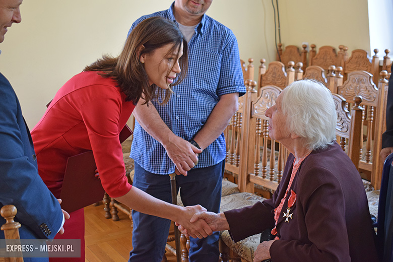 Wręczenie nagrody dla pani Kazimiery Szafrańskiej