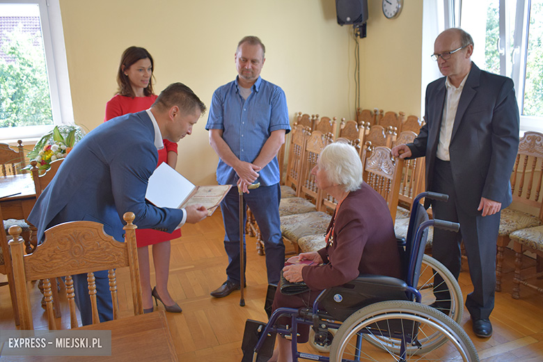 Wręczenie nagrody dla pani Kazimiery Szafrańskiej