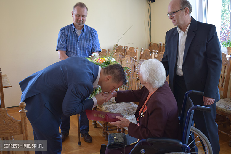 Wręczenie nagrody dla pani Kazimiery Szafrańskiej