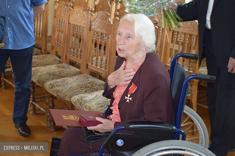 Wręczenie nagrody dla pani Kazimiery Szafrańskiej