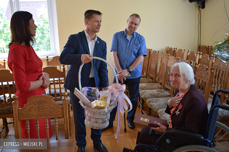 Wręczenie nagrody dla pani Kazimiery Szafrańskiej