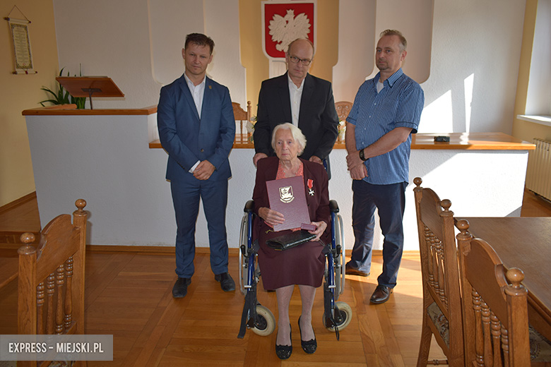 Wręczenie nagrody dla pani Kazimiery Szafrańskiej