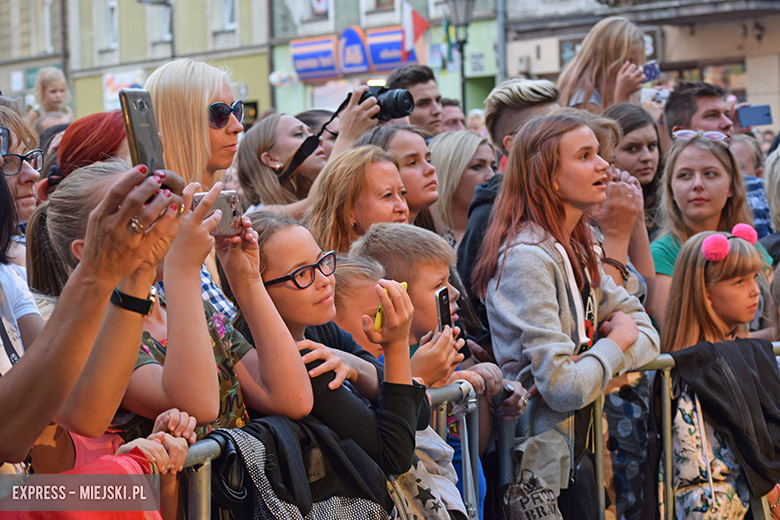 W sobotni wieczór średzki rynek przyciągnął tłumy fanów Cleo i Michała Szpaka