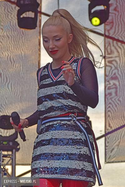 W sobotni wieczór średzki rynek przyciągnął tłumy fanów Cleo i Michała Szpaka