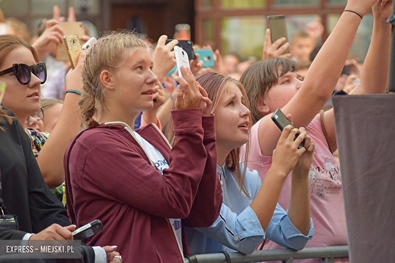W sobotni wieczór średzki rynek przyciągnął tłumy fanów Cleo i Michała Szpaka