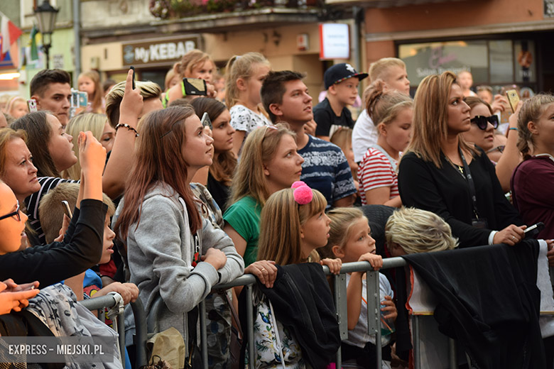 W sobotni wieczór średzki rynek przyciągnął tłumy fanów Cleo i Michała Szpaka