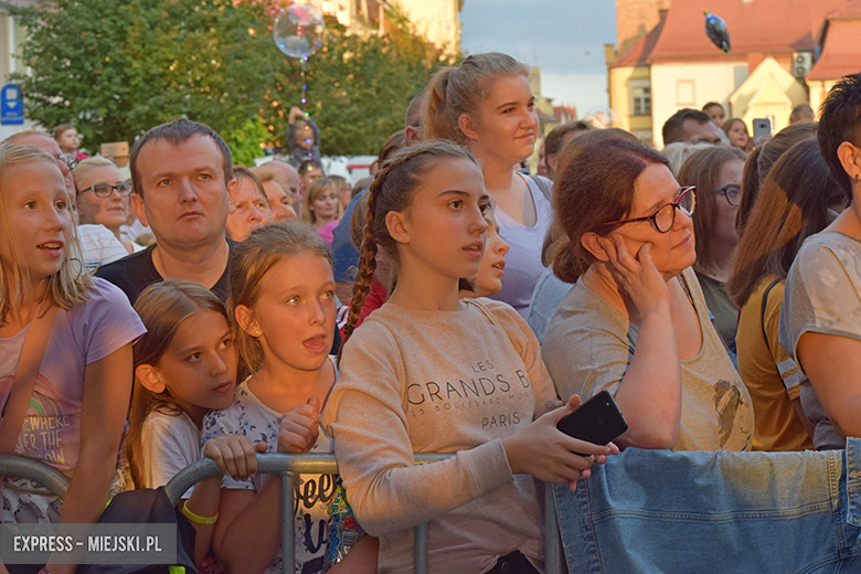 W sobotni wieczór średzki rynek przyciągnął tłumy fanów Cleo i Michała Szpaka