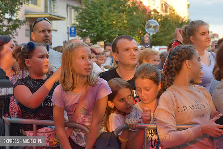 W sobotni wieczór średzki rynek przyciągnął tłumy fanów Cleo i Michała Szpaka