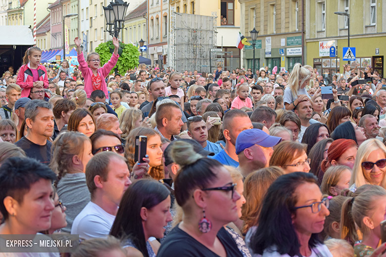 W sobotni wieczór średzki rynek przyciągnął tłumy fanów Cleo i Michała Szpaka