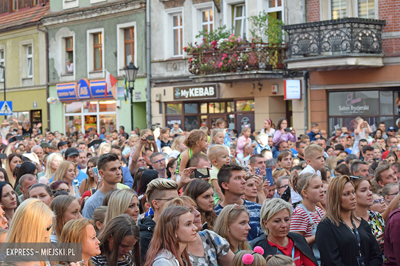 W sobotni wieczór średzki rynek przyciągnął tłumy fanów Cleo i Michała Szpaka