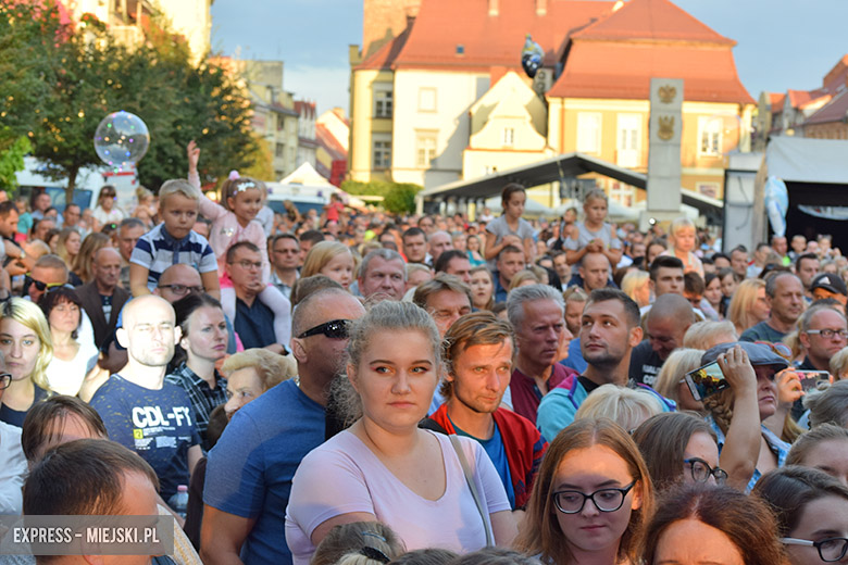 W sobotni wieczór średzki rynek przyciągnął tłumy fanów Cleo i Michała Szpaka