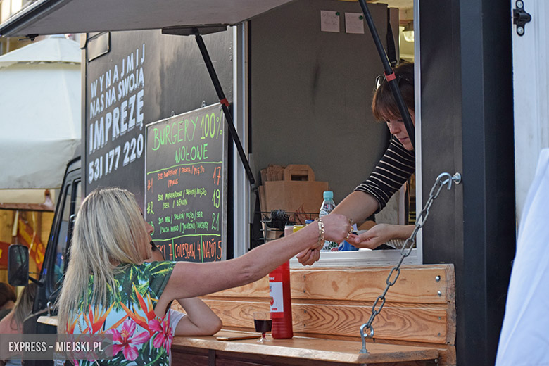 W sobotni wieczór średzki rynek przyciągnął tłumy fanów Cleo i Michała Szpaka