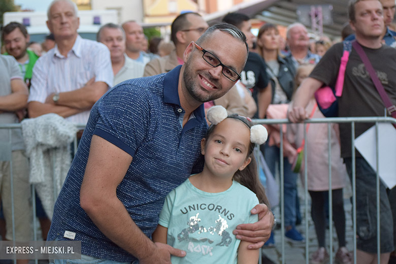 W sobotni wieczór średzki rynek przyciągnął tłumy fanów Cleo i Michała Szpaka