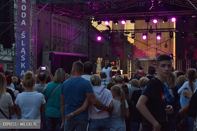 W sobotni wieczór średzki rynek przyciągnął tłumy fanów Cleo i Michała Szpaka