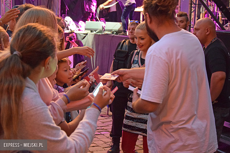 W sobotni wieczór średzki rynek przyciągnął tłumy fanów Cleo i Michała Szpaka