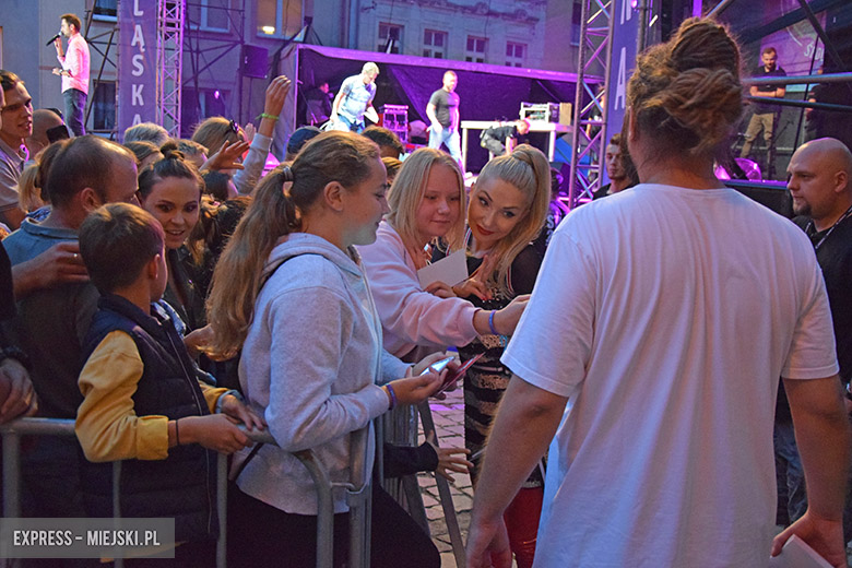 W sobotni wieczór średzki rynek przyciągnął tłumy fanów Cleo i Michała Szpaka