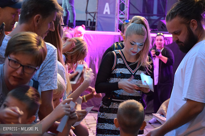 W sobotni wieczór średzki rynek przyciągnął tłumy fanów Cleo i Michała Szpaka