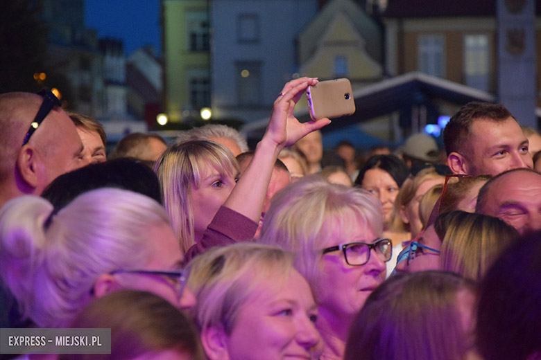 W sobotni wieczór średzki rynek przyciągnął tłumy fanów Cleo i Michała Szpaka