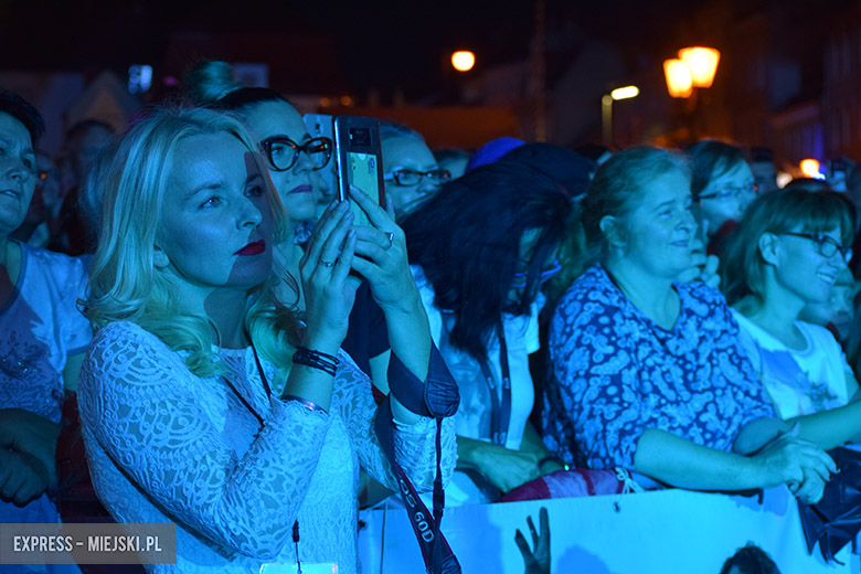 W sobotni wieczór średzki rynek przyciągnął tłumy fanów Cleo i Michała Szpaka