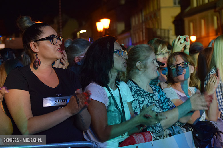 W sobotni wieczór średzki rynek przyciągnął tłumy fanów Cleo i Michała Szpaka