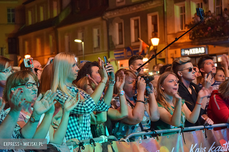W sobotni wieczór średzki rynek przyciągnął tłumy fanów Cleo i Michała Szpaka