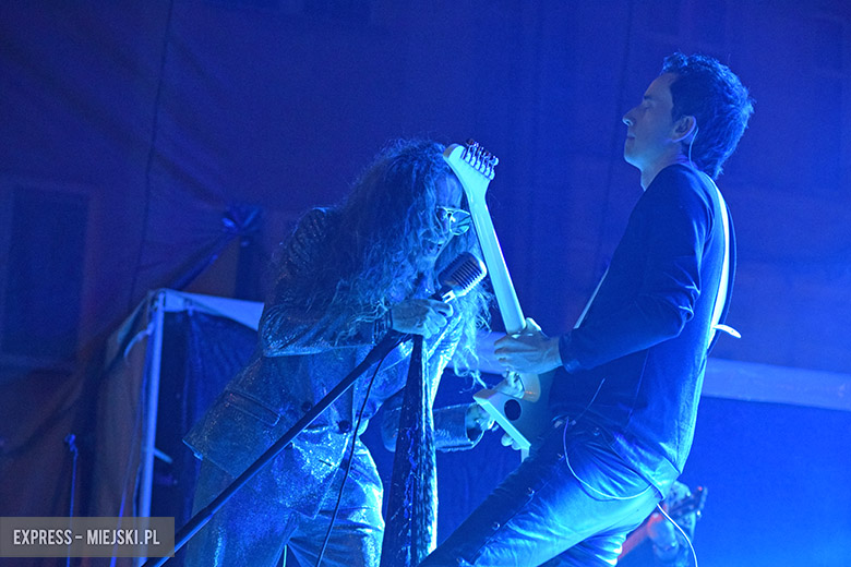 W sobotni wieczór średzki rynek przyciągnął tłumy fanów Cleo i Michała Szpaka