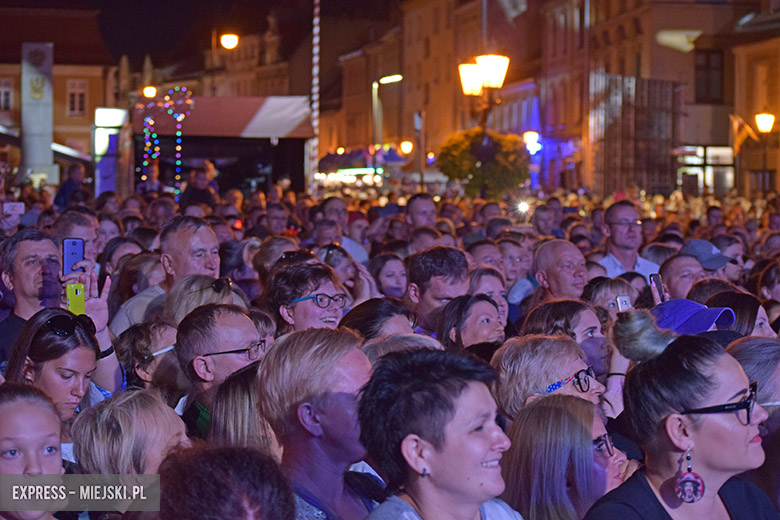 W sobotni wieczór średzki rynek przyciągnął tłumy fanów Cleo i Michała Szpaka
