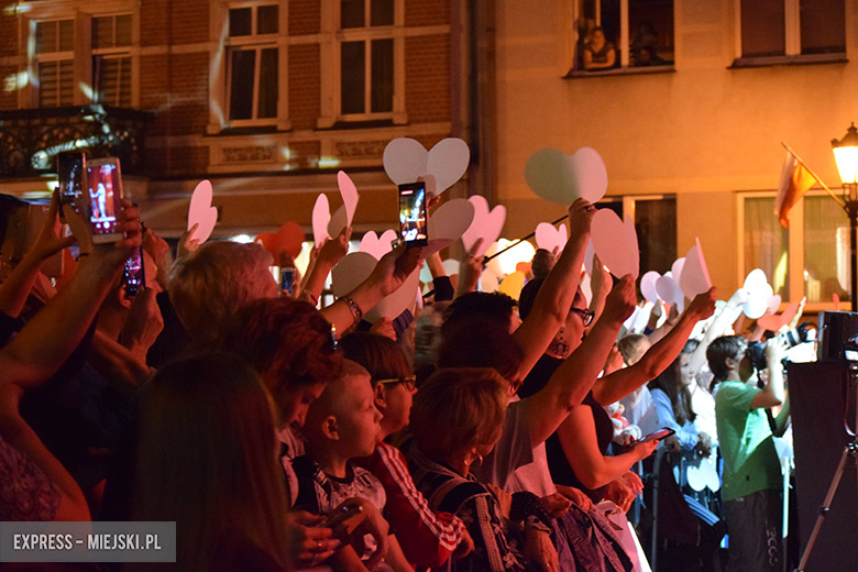 W sobotni wieczór średzki rynek przyciągnął tłumy fanów Cleo i Michała Szpaka