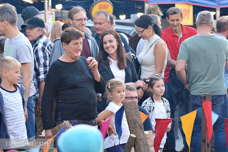 W sobotni wieczór średzki rynek przyciągnął tłumy fanów Cleo i Michała Szpaka