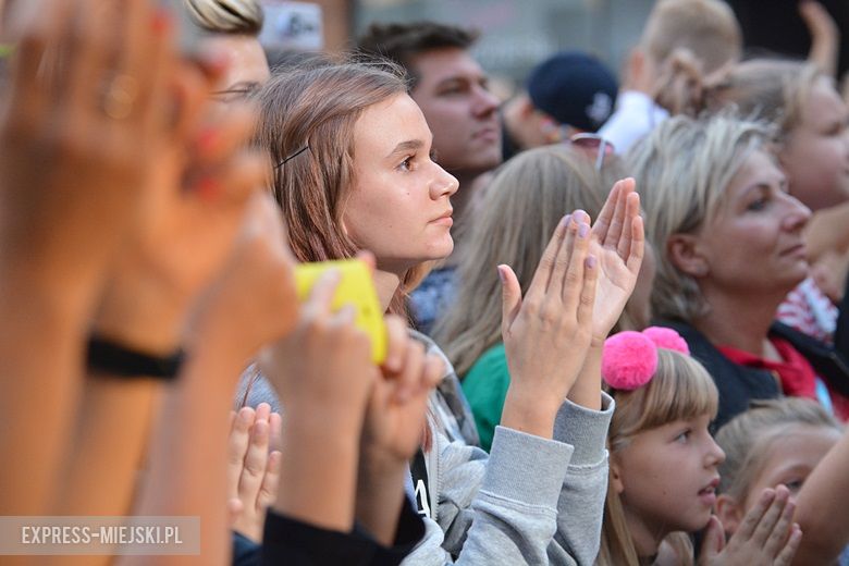W sobotni wieczór średzki rynek przyciągnął tłumy fanów Cleo i Michała Szpaka